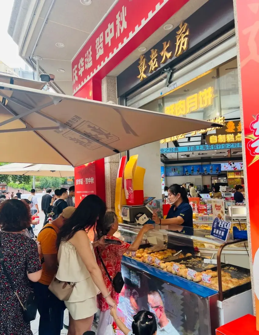 真老大房門前鮮肉月餅排隊示意