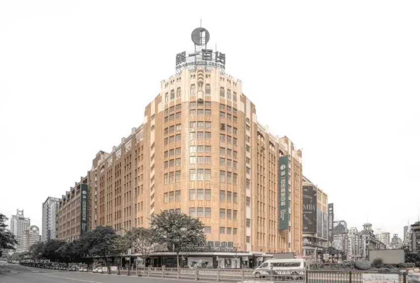 第一百貨弧形轉角立面與南京路街景