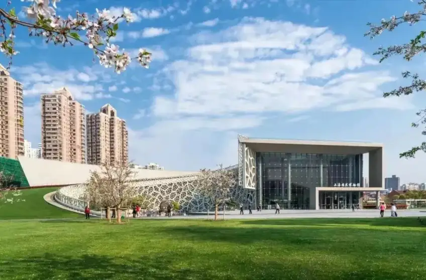上海自然博物馆绿螺造型外观与草坪