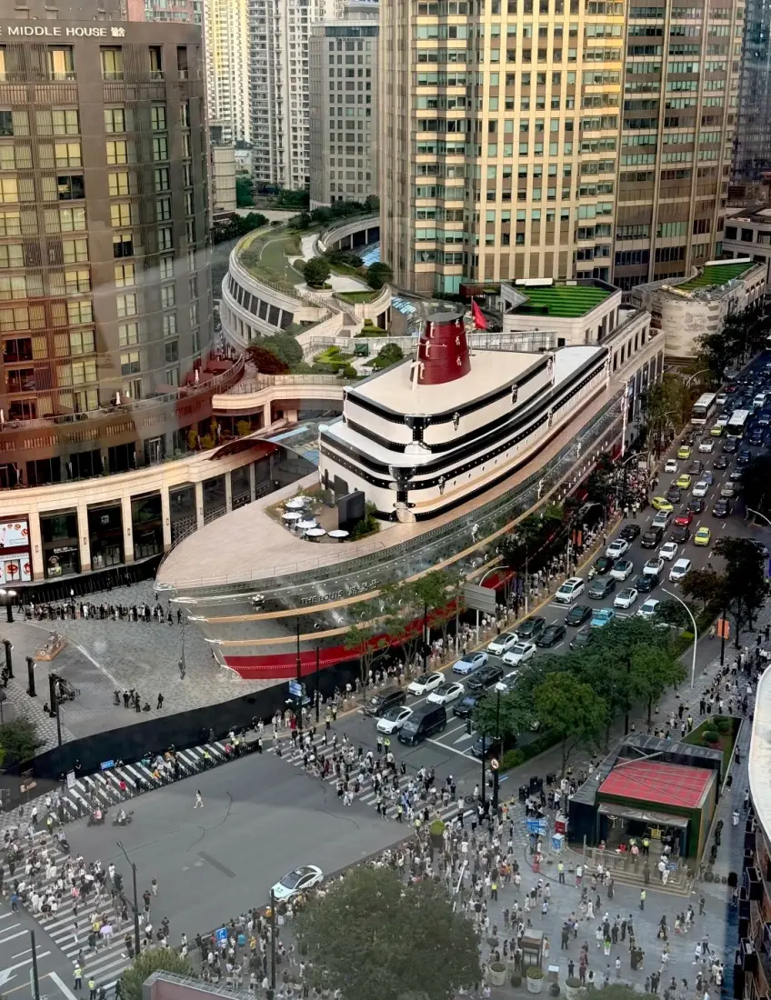 南京西路船形商業體外立面與路口車流示意