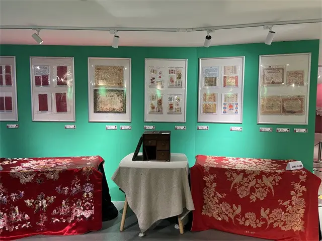 绿墙丝织展台绣品与文献展框