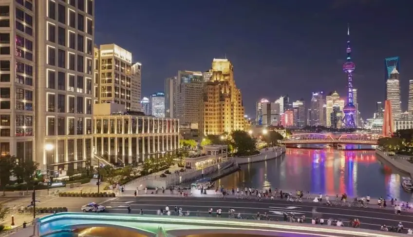 乍浦路橋車流光軌夜景遠望東方明珠