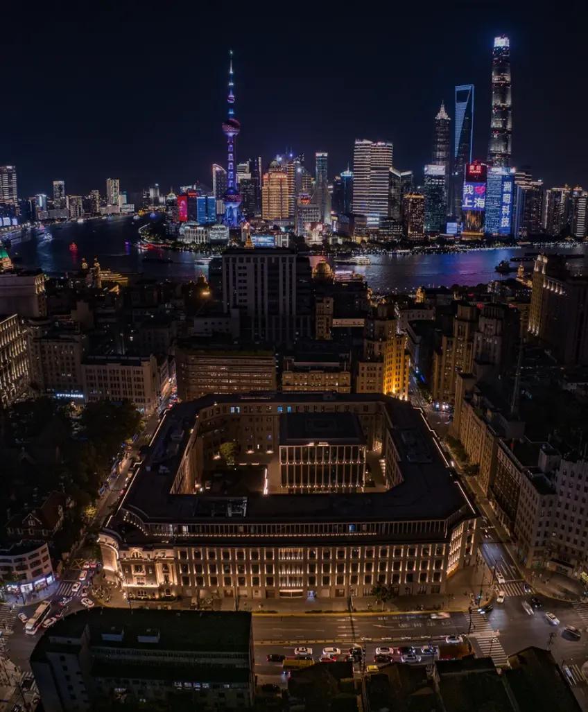 外灘老市府夜景俯瞰與對岸陸家嘴示意