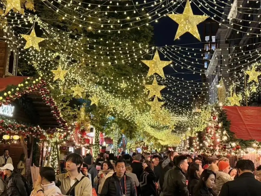 外灘源聖誕市集人群與金色星燈棚頂