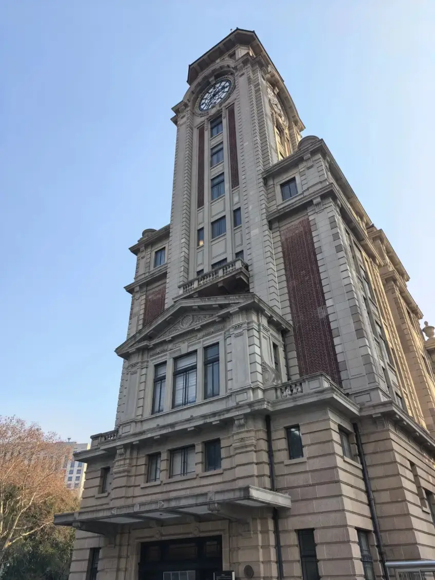 人民广场附近历史建筑钟楼仰拍示意