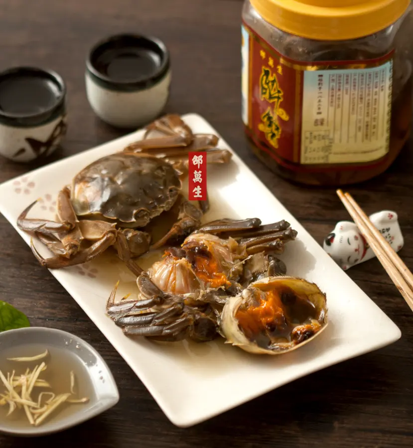 邵萬生糟醉蟹膏蟹黃特寫示意