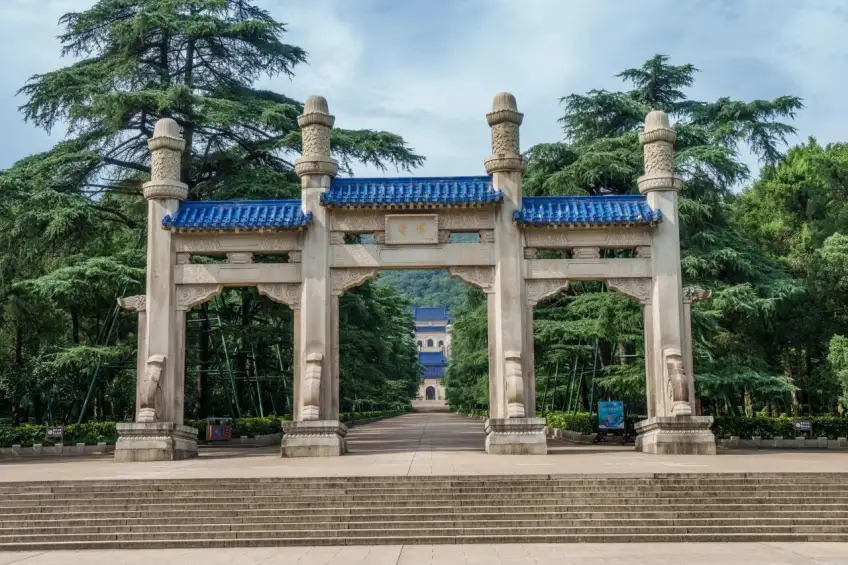 中山陵博爱坊正面与广场石阶