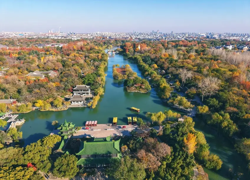瘦西湖遊船碼頭與兩岸秋色全景