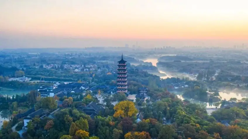 秋雾中大明寺栖灵塔航拍景色