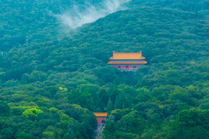 明孝陵紅牆黃瓦建築全景