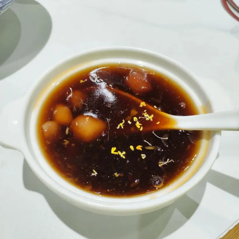 桂花赤豆湯圓白瓷勺碗特寫