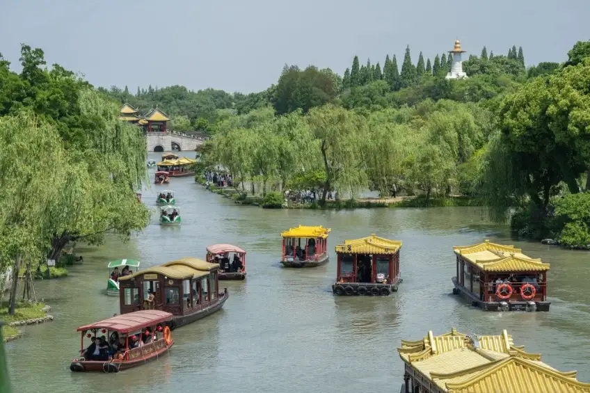 瘦西湖游船与白塔湖面横图