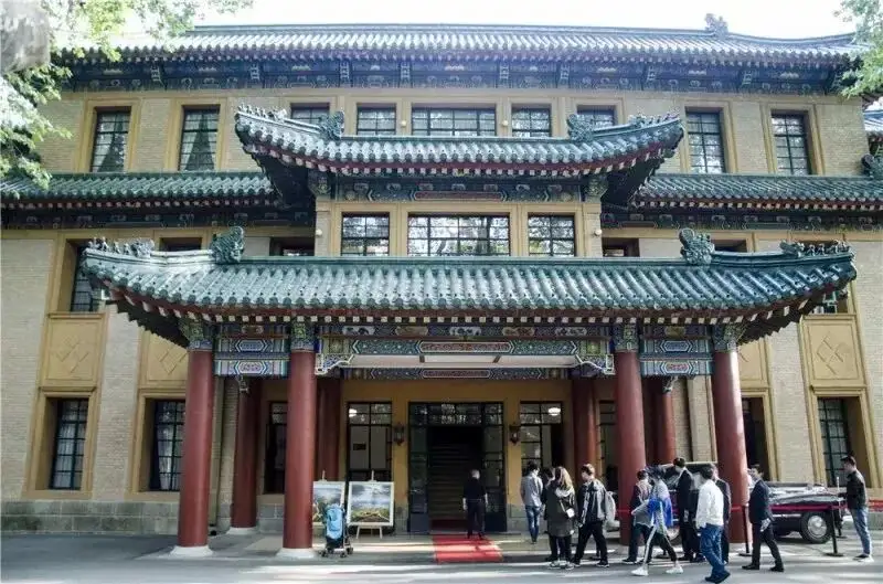 绿琉璃门廊红毯与老爷车