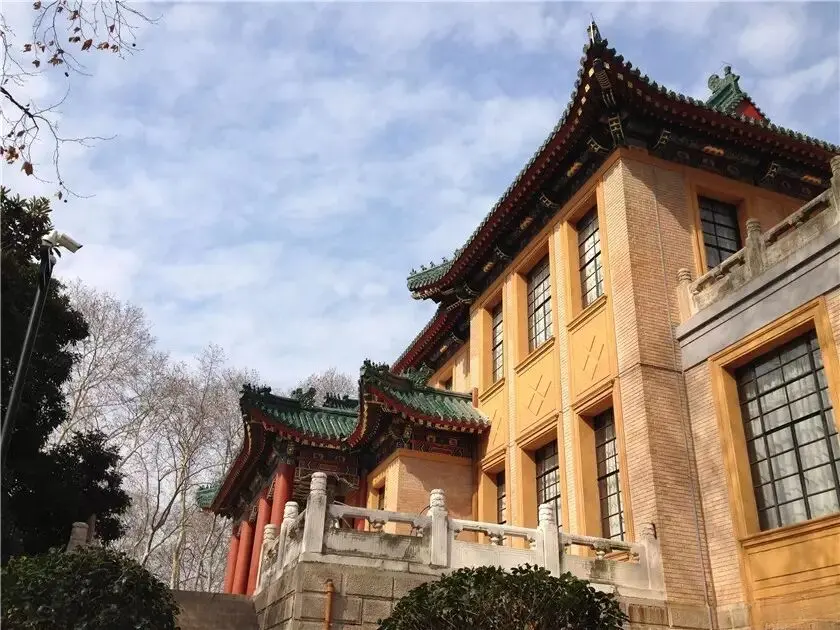 黄墙绿瓦与白石栏外立面