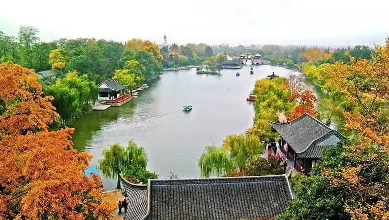 瘦西湖秋色长堤与游船全景