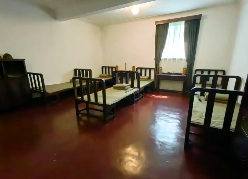 六张单人床与绿帘宿舍