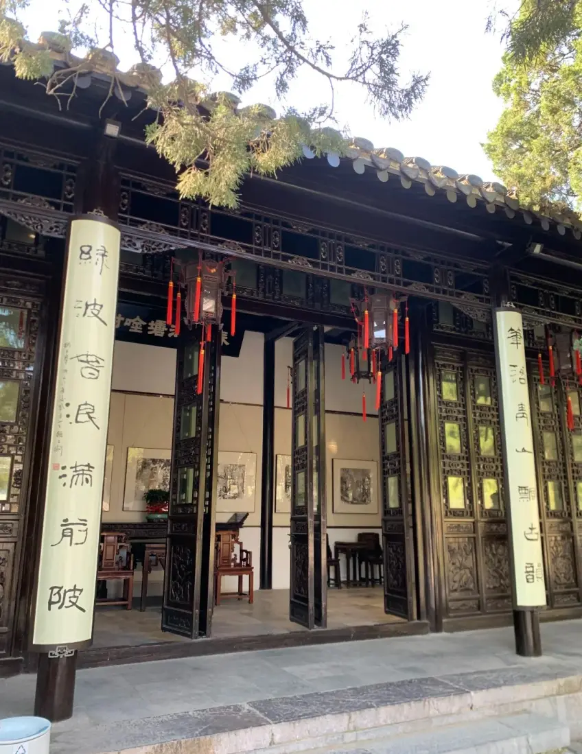徐園廳堂雕花木門與楹聯內景豎向示意