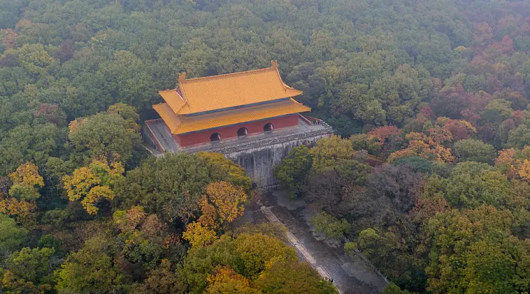 明孝陵红墙黄瓦建筑群远景