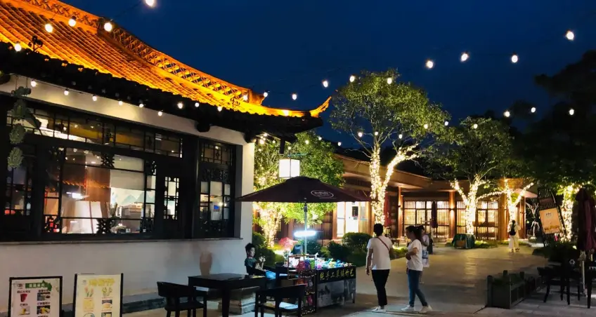夜燈廊屋樹燈與露天座椅