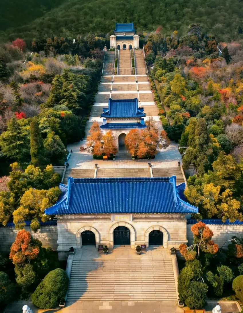 中山陵蓝顶建筑与中轴石阶秋色全景
