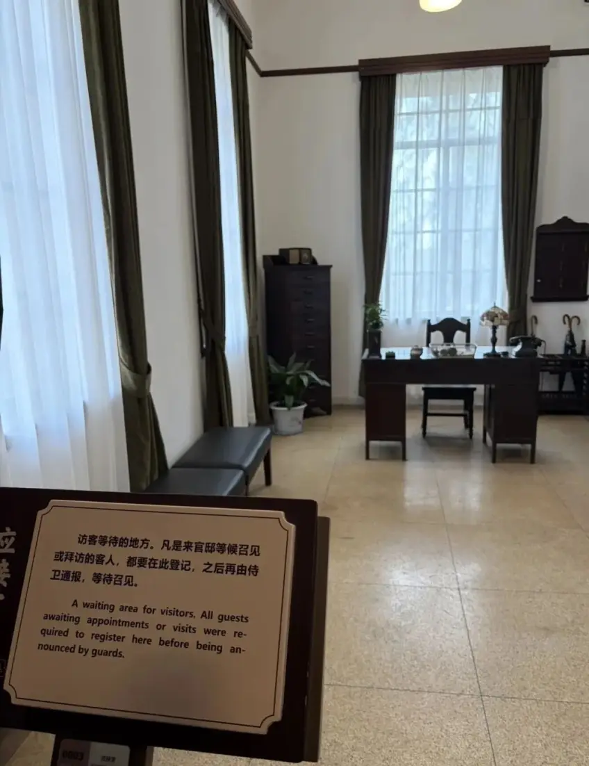 绿帘窗下皮凳与登记桌示意