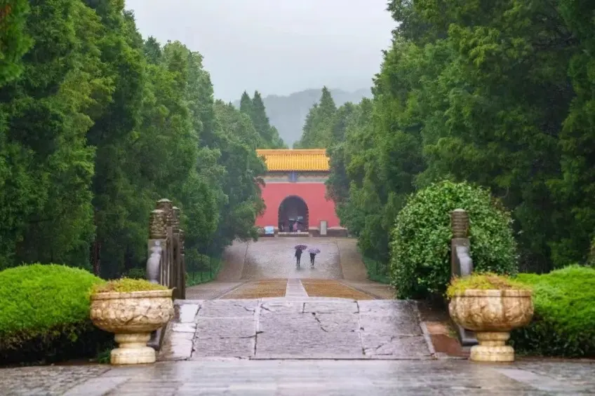 雨徑通向紅牆門樓