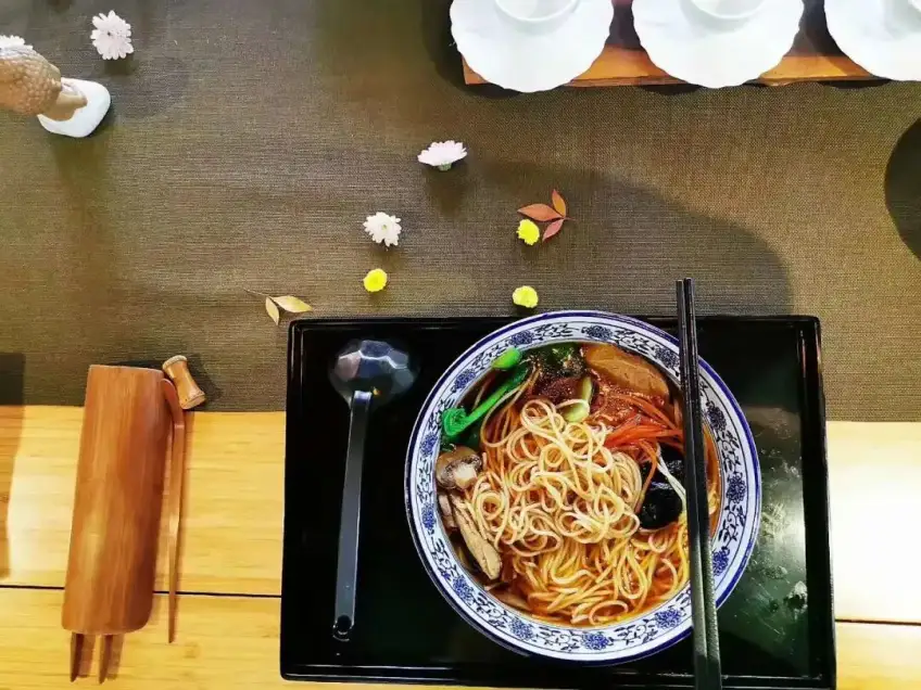 灵谷寺素面配菜与汤面特写
