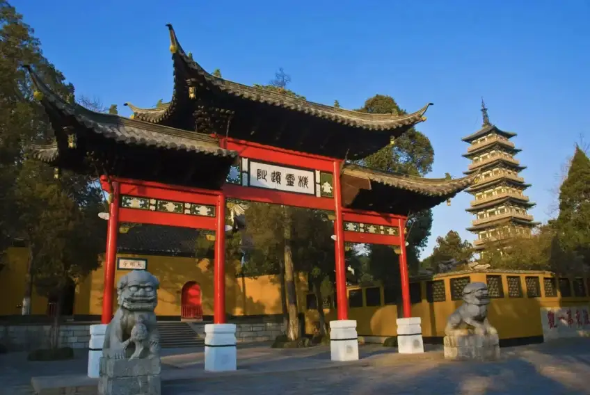 大明寺红柱石牌楼与栖灵塔
