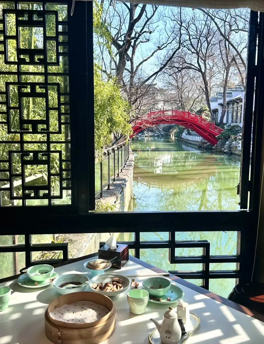 竹籠點心與窗外運河紅橋