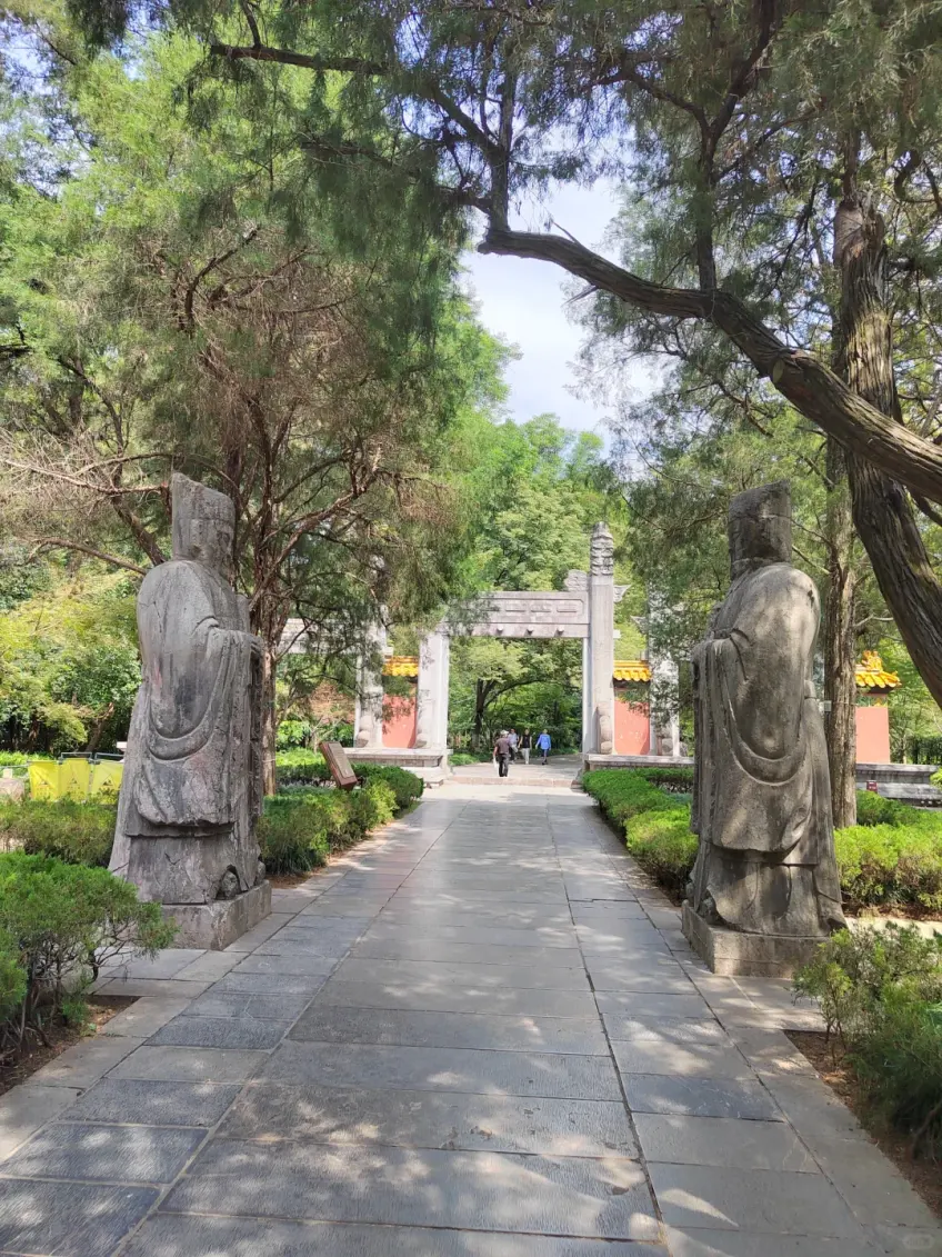 翁仲路文臣石像與門景
