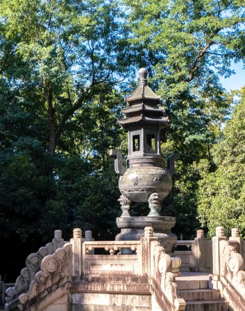 中山陵陵前广场紫铜孝经鼎近景