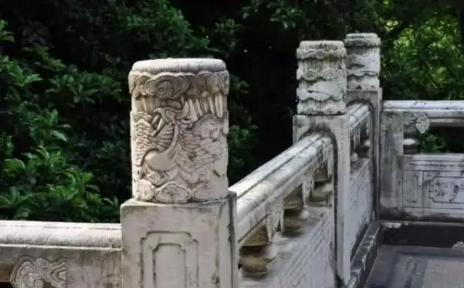 石柱顶云纹凤鸟浮雕特写
