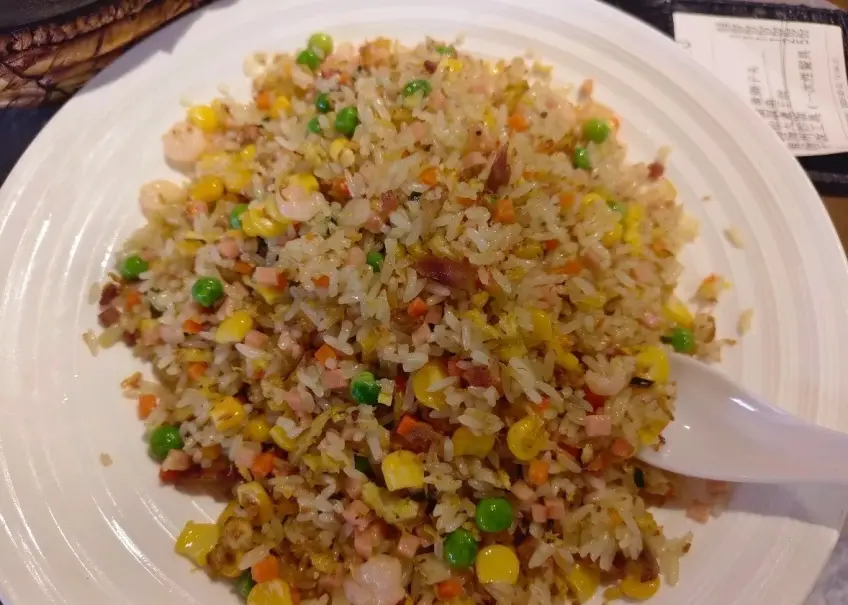 揚州炒飯蝦仁豌豆火腿裝盤特寫