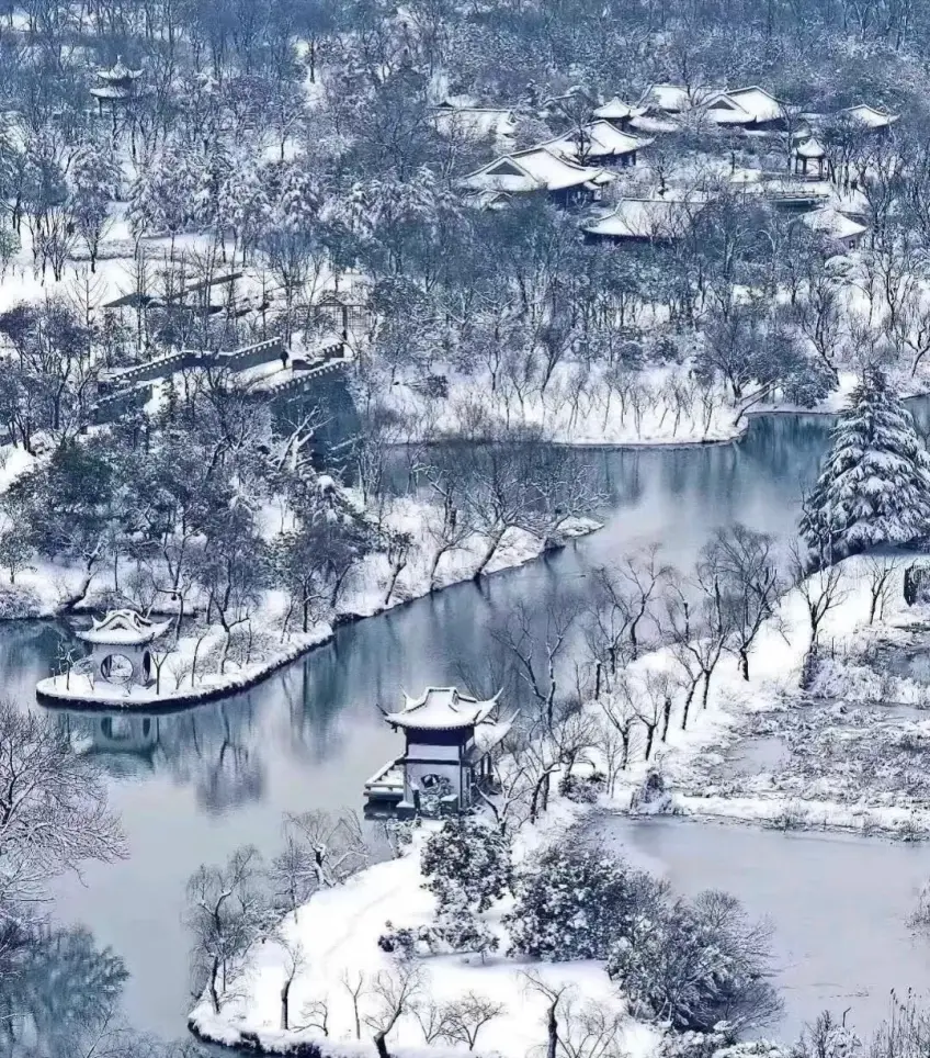 瘦西湖雪后湖湾亭台竖图