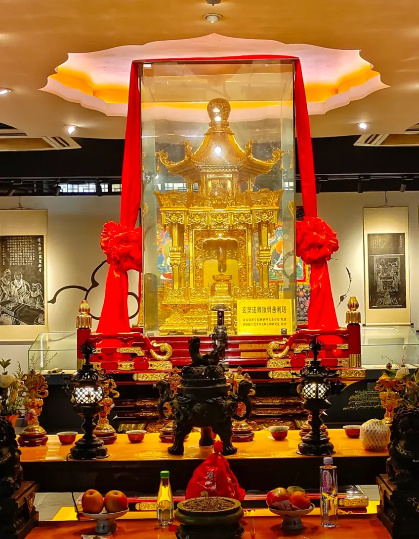 玄奘法师顶骨舍利塔玻璃展柜与香案