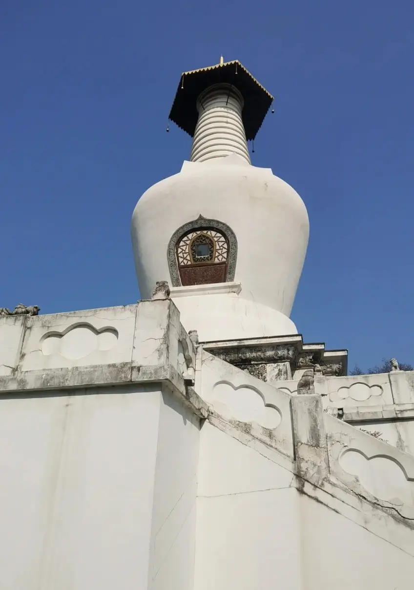 瘦西湖白塔晴云仰拍竖图