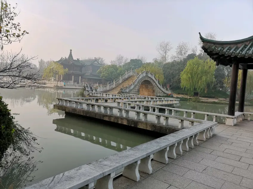 瘦西湖復建區曲橋拱橋與亭廊水景