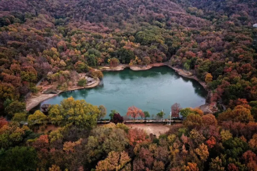 紫霞湖水面與山林
