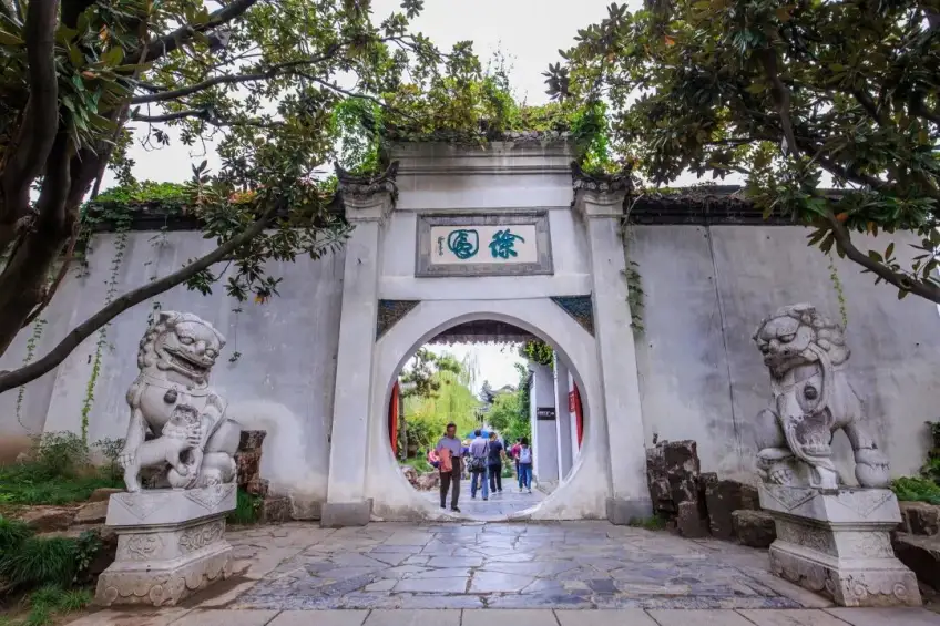 瘦西湖徐園月洞門匾額與門前石獅