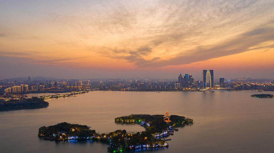 蘇州是江蘇省地級市,素有“人間天堂”美譽,以古典園林聞名,擁有9座世界文化遺產園林