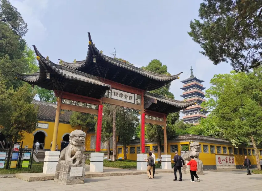 大明寺入寺牌楼与栖灵塔远景