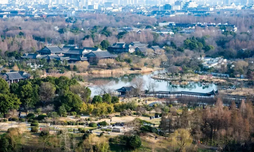 高处俯瞰扬州园林水道与城景