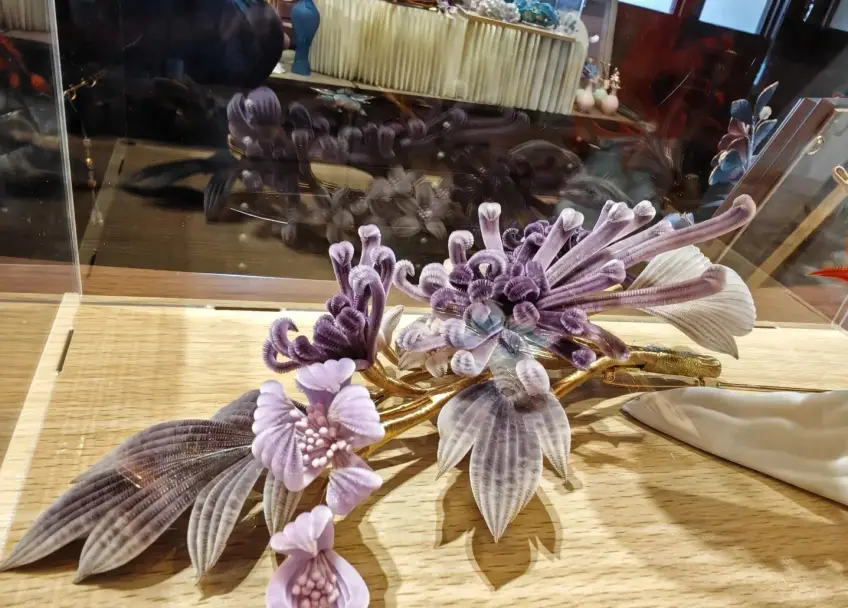 扬州漆器玉雕剪纸绒花手作展陈