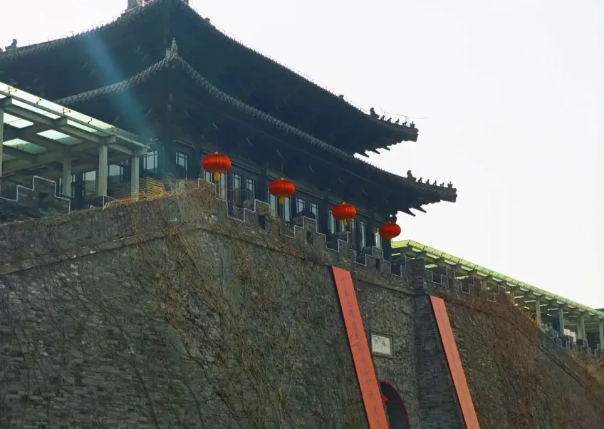 古城墙城楼红灯笼与爬藤砖墙