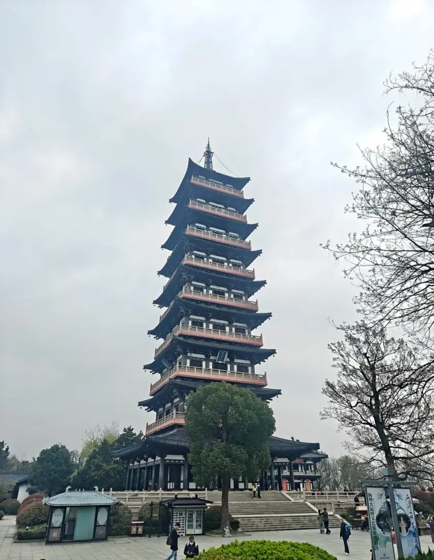 栖灵塔与广场游人远望示意