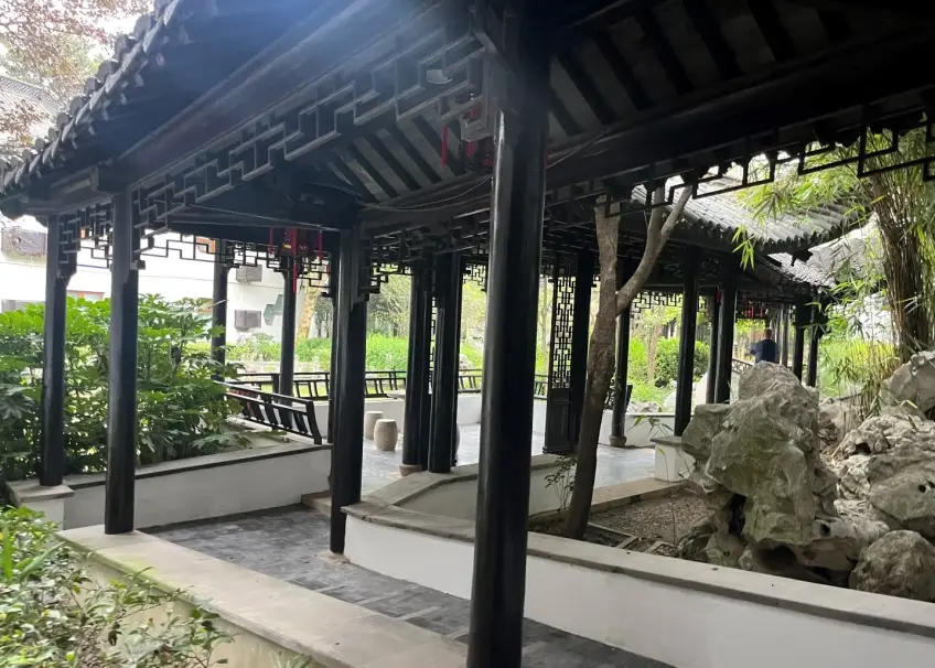 汇璟酒店园林湖石与廊桥景色