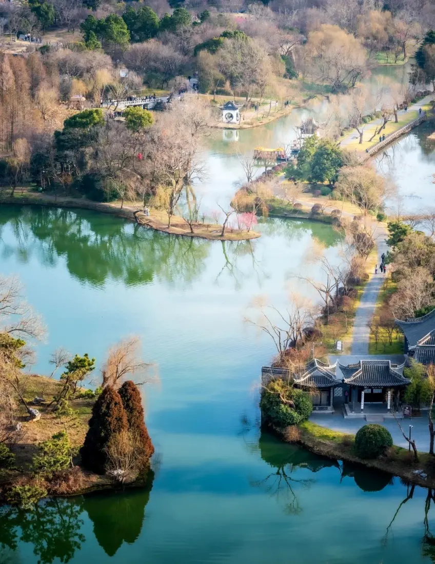 高空俯瞰瘦西湖河道亭台与绿植