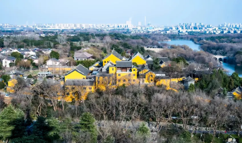 大明寺黄墙灰瓦建筑俯瞰扬州城