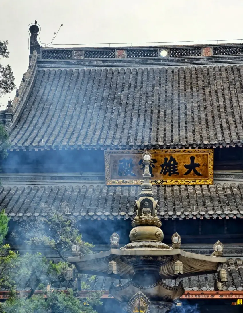 大雄宝殿匾额下香炉烟气示意