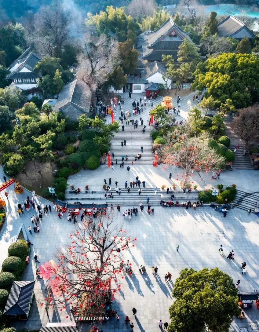 大明寺多层广场与游人俯拍示意